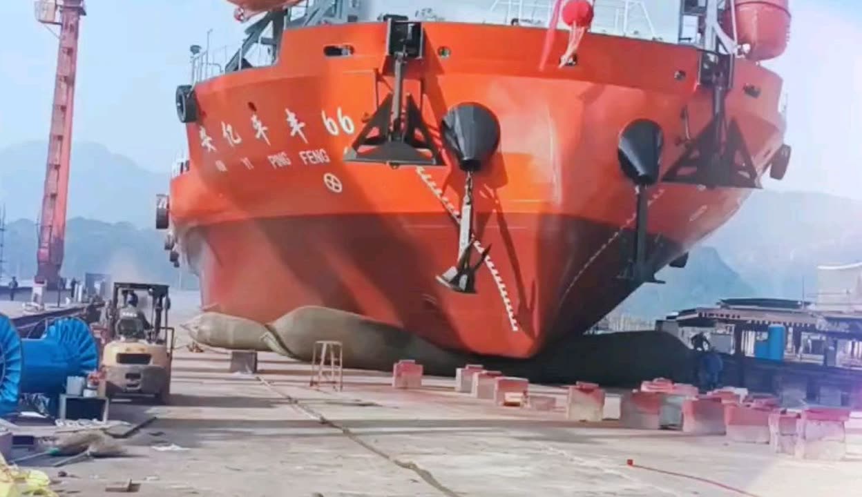 祝賀臺州楓葉船廠&ldquo;安億平豐&rdquo;船氣囊上排下水吉水接水順利